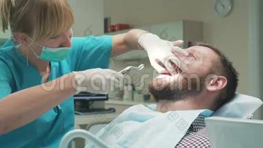 牙医提取病人`牙齿，并寻找相机。 近距离<strong>射击</strong>。